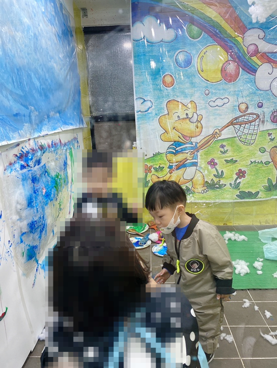 요미요미 반포교육원 : 25개월 3세아기  준수의 요미요미 퍼포먼스 미술수업 , 유아미술 관련 이미지 25