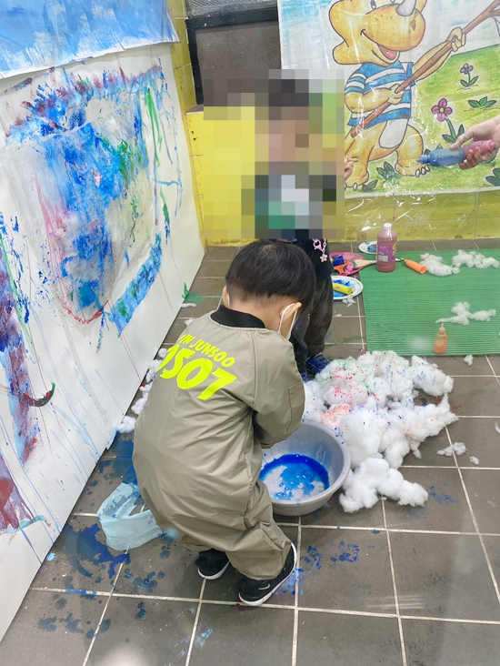 요미요미 반포교육원 : 25개월 3세아기  준수의 요미요미 퍼포먼스 미술수업 , 유아미술 관련 이미지 31