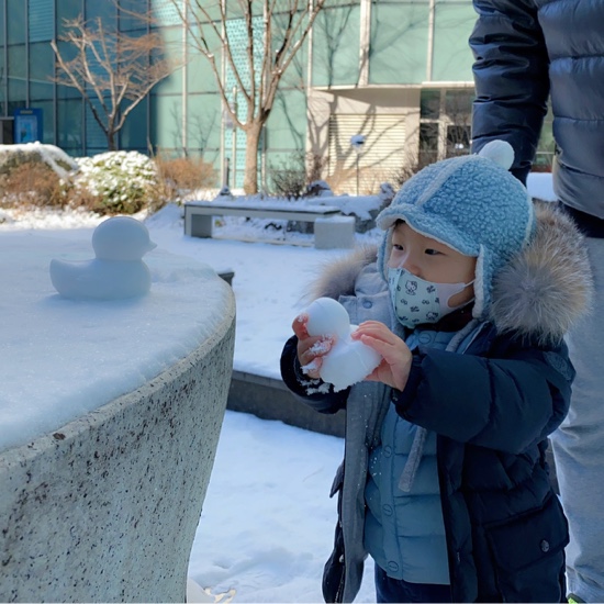 겸둥이 준수의 첫 눈놀이☃️❄️☃️🐥 관련 이미지 13