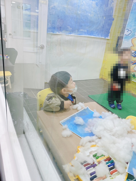 요미요미 반포교육원 : 25개월 3세아기  준수의 요미요미 퍼포먼스 미술수업 , 유아미술 관련 이미지 2