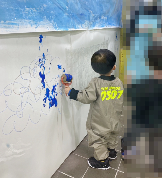 요미요미 반포교육원 : 25개월 3세아기  준수의 요미요미 퍼포먼스 미술수업 , 유아미술 관련 이미지 4