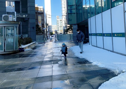 겸둥이 준수의 첫 눈놀이☃️❄️☃️🐥 관련 이미지 1