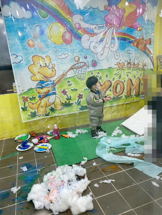요미요미 반포교육원 : 25개월 3세아기  준수의 요미요미 퍼포먼스 미술수업 , 유아미술 관련 이미지 33