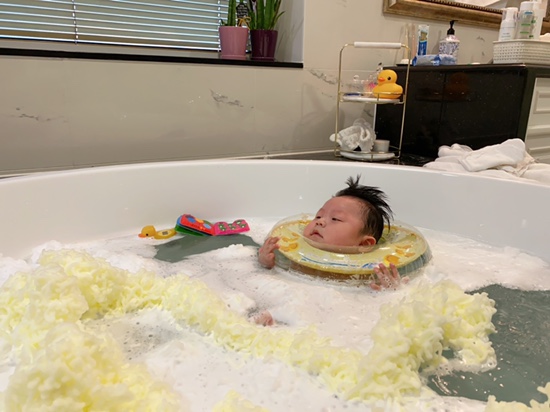 오원장의 육아일기: 스위마바 목튜브부터~ 스윔비 유아 튜브 , 구명조끼, 뽀로로 보행기 튜브까지 시기별 사용추천! &hearts;준수는 물놀이를 좋아해&hearts; 관련 이미지 42