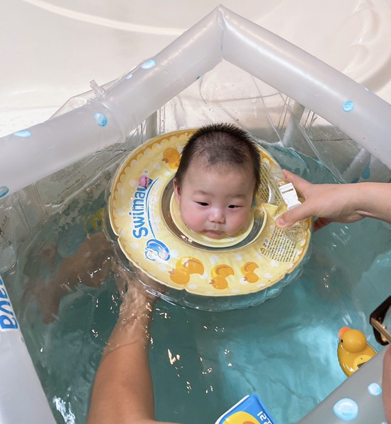 오원장의 육아일기: 스위마바 목튜브부터~ 스윔비 유아 튜브 , 구명조끼, 뽀로로 보행기 튜브까지 시기별 사용추천! &hearts;준수는 물놀이를 좋아해&hearts; 관련 이미지 10