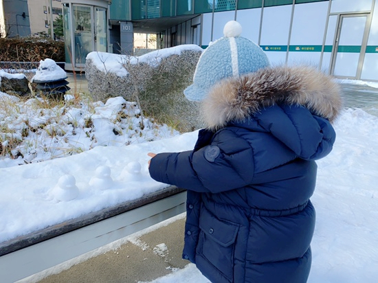 겸둥이 준수의 첫 눈놀이☃️❄️☃️🐥 관련 이미지 8