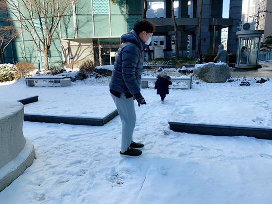 겸둥이 준수의 첫 눈놀이☃️❄️☃️🐥 관련 이미지 18