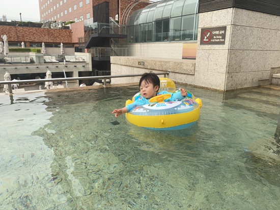 오원장의 육아일기: 스위마바 목튜브부터~ 스윔비 유아 튜브 , 구명조끼, 뽀로로 보행기 튜브까지 시기별 사용추천! &hearts;준수는 물놀이를 좋아해&hearts; 관련 이미지 63