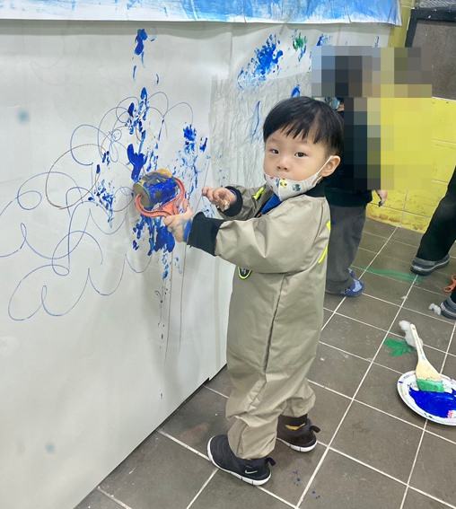 요미요미 반포교육원 : 25개월 3세아기  준수의 요미요미 퍼포먼스 미술수업 , 유아미술 관련 이미지 8