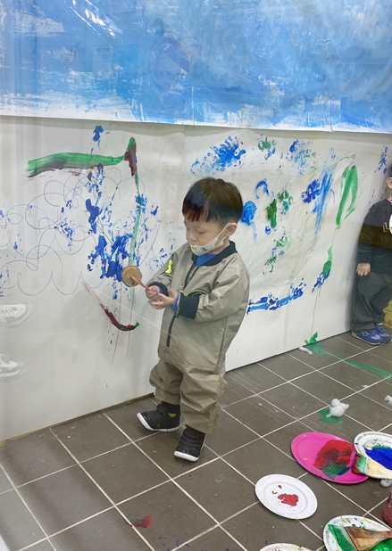 요미요미 반포교육원 : 25개월 3세아기  준수의 요미요미 퍼포먼스 미술수업 , 유아미술 관련 이미지 9