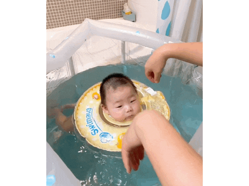 오원장의 육아일기: 스위마바 목튜브부터~ 스윔비 유아 튜브 , 구명조끼, 뽀로로 보행기 튜브까지 시기별 사용추천! &hearts;준수는 물놀이를 좋아해&hearts; 관련 이미지 11