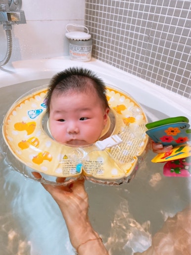 오원장의 육아일기: 스위마바 목튜브부터~ 스윔비 유아 튜브 , 구명조끼, 뽀로로 보행기 튜브까지 시기별 사용추천! &hearts;준수는 물놀이를 좋아해&hearts; 관련 이미지 16