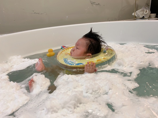 오원장의 육아일기: 스위마바 목튜브부터~ 스윔비 유아 튜브 , 구명조끼, 뽀로로 보행기 튜브까지 시기별 사용추천! &hearts;준수는 물놀이를 좋아해&hearts; 관련 이미지 39