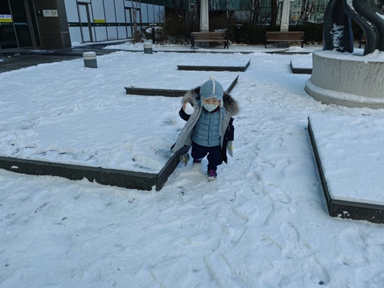 겸둥이 준수의 첫 눈놀이☃️❄️☃️🐥 관련 이미지 31