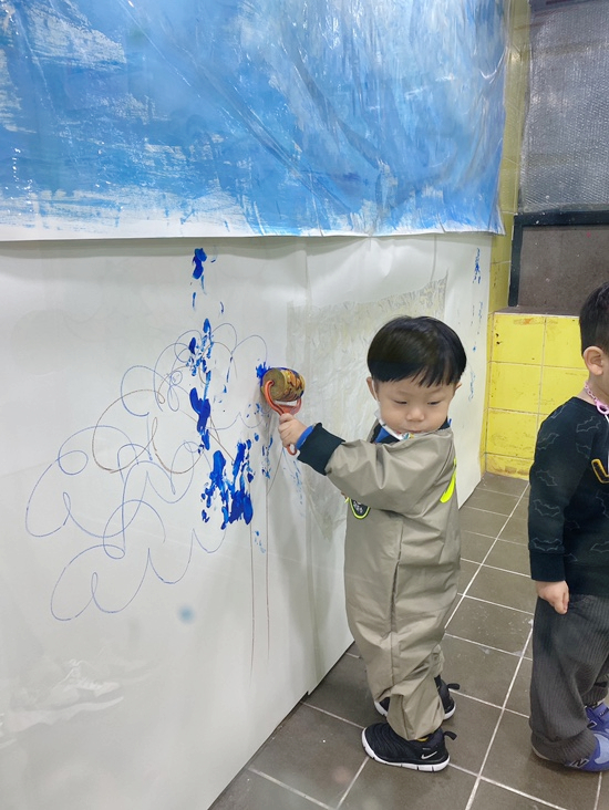 요미요미 반포교육원 : 25개월 3세아기  준수의 요미요미 퍼포먼스 미술수업 , 유아미술 관련 이미지 5