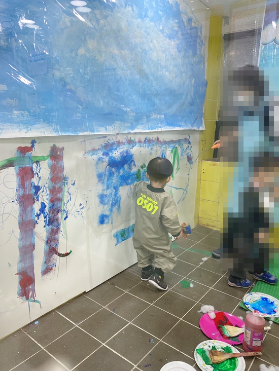 요미요미 반포교육원 : 25개월 3세아기  준수의 요미요미 퍼포먼스 미술수업 , 유아미술 관련 이미지 16