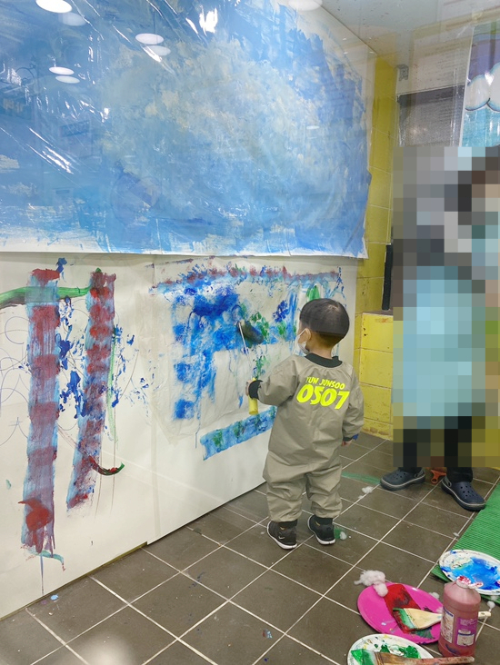 요미요미 반포교육원 : 25개월 3세아기  준수의 요미요미 퍼포먼스 미술수업 , 유아미술 관련 이미지 17