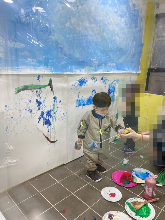 요미요미 반포교육원 : 25개월 3세아기  준수의 요미요미 퍼포먼스 미술수업 , 유아미술 관련 이미지 11