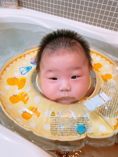 오원장의 육아일기: 스위마바 목튜브부터~ 스윔비 유아 튜브 , 구명조끼, 뽀로로 보행기 튜브까지 시기별 사용추천! &hearts;준수는 물놀이를 좋아해&hearts; 관련 이미지 17