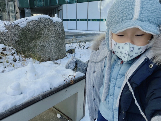 겸둥이 준수의 첫 눈놀이☃️❄️☃️🐥 관련 이미지 29