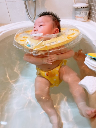 오원장의 육아일기: 스위마바 목튜브부터~ 스윔비 유아 튜브 , 구명조끼, 뽀로로 보행기 튜브까지 시기별 사용추천! &hearts;준수는 물놀이를 좋아해&hearts; 관련 이미지 20