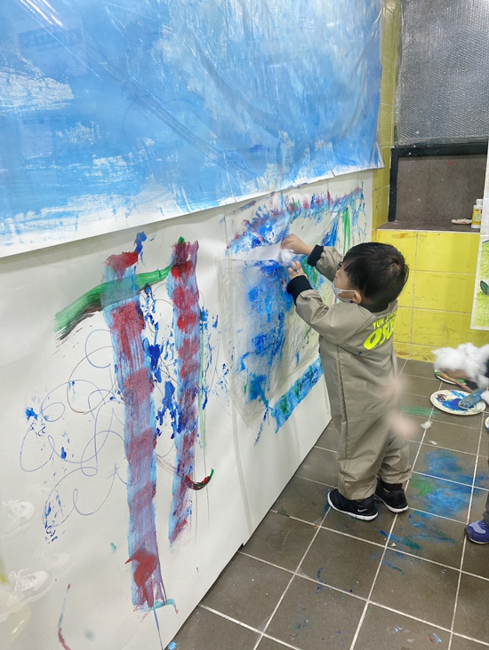 요미요미 반포교육원 : 25개월 3세아기  준수의 요미요미 퍼포먼스 미술수업 , 유아미술 관련 이미지 22