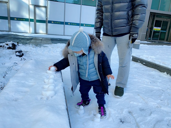 겸둥이 준수의 첫 눈놀이☃️❄️☃️🐥 관련 이미지 9