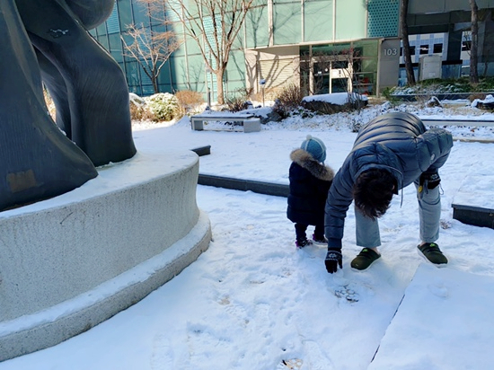 겸둥이 준수의 첫 눈놀이☃️❄️☃️🐥 관련 이미지 17