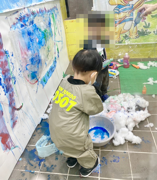 요미요미 반포교육원 : 25개월 3세아기  준수의 요미요미 퍼포먼스 미술수업 , 유아미술 관련 이미지 30
