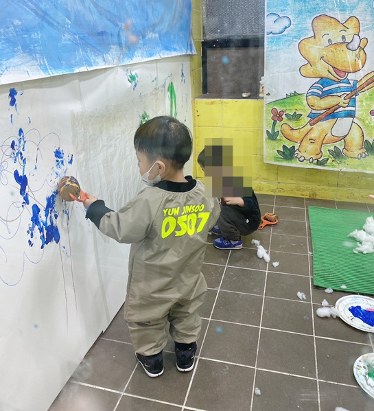 요미요미 반포교육원 : 25개월 3세아기  준수의 요미요미 퍼포먼스 미술수업 , 유아미술 관련 이미지 7