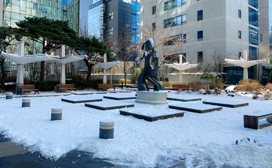 겸둥이 준수의 첫 눈놀이☃️❄️☃️🐥 관련 이미지 3