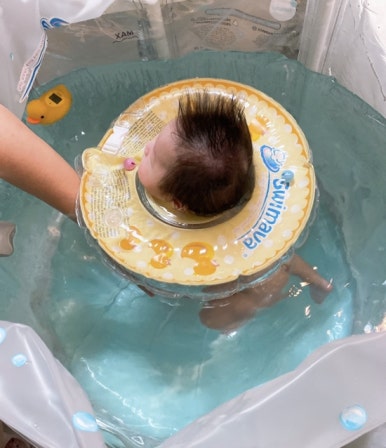 오원장의 육아일기: 스위마바 목튜브부터~ 스윔비 유아 튜브 , 구명조끼, 뽀로로 보행기 튜브까지 시기별 사용추천! &hearts;준수는 물놀이를 좋아해&hearts; 관련 이미지 6