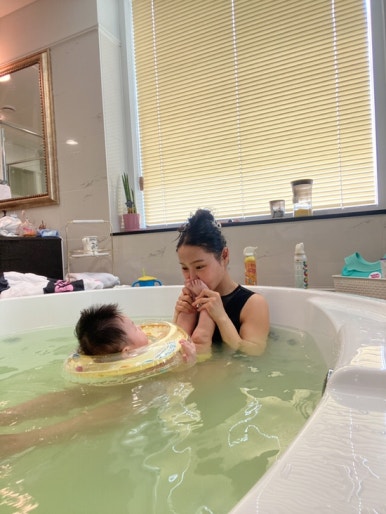 오원장의 육아일기: 스위마바 목튜브부터~ 스윔비 유아 튜브 , 구명조끼, 뽀로로 보행기 튜브까지 시기별 사용추천! &hearts;준수는 물놀이를 좋아해&hearts; 관련 이미지 33