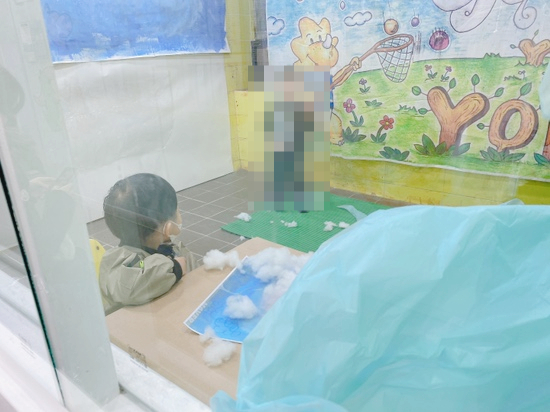 요미요미 반포교육원 : 25개월 3세아기  준수의 요미요미 퍼포먼스 미술수업 , 유아미술 관련 이미지 3