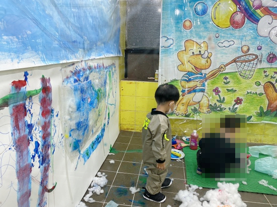 요미요미 반포교육원 : 25개월 3세아기  준수의 요미요미 퍼포먼스 미술수업 , 유아미술 관련 이미지 26