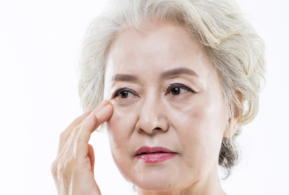 칙칙하고 퀭한 얼굴 만드는 다크서클, 어떻게 개선할까? 관련 이미지 2