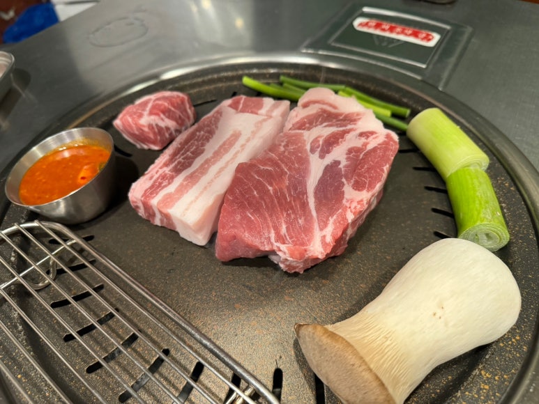 [남영역 맛집] 열정도 고깃집 - 김치찌개 맛있는 삼각지 숙성삼겹살 블루리본서베이 맛집. 모임장소추천. 콘치즈 서비스! 관련 이미지 19