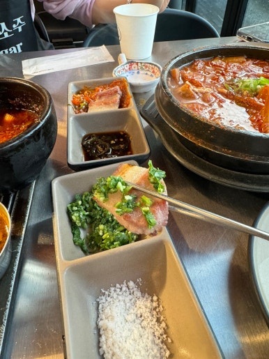 [제주공항 근처 맛집] 고기장 - 숙성 제주흑돼지 인생맛집. 제주도 흑돼지 오션뷰 맛집. 재방문의사 가득함. 관련 이미지 21