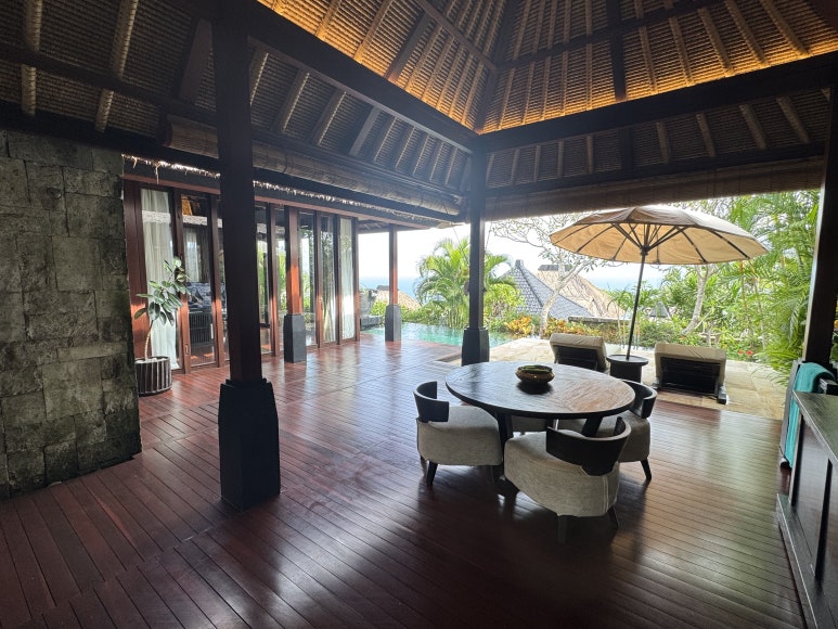 불가리 발리 - 인생 최고의 휴양지. 장동건 부부 신혼여행 인도양 오션뷰 풀빌라 추천. 메리어트 플래티넘 호캉스. 룸서비스/조식/야외수영장/레스토랑 후기. 관련 이미지 36