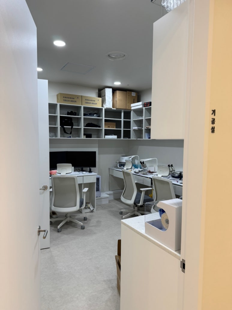 강남 원데이 라미네이트! 주7일 투명교정! 임플란트 바로 심어주는 치과! 신사 레브치과 GRAND OPEN! 인테리어 치과시설 둘러보기~ 관련 이미지 25