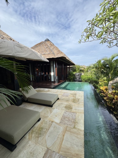 불가리 발리 - 인생 최고의 휴양지. 장동건 부부 신혼여행 인도양 오션뷰 풀빌라 추천. 메리어트 플래티넘 호캉스. 룸서비스/조식/야외수영장/레스토랑 후기. 관련 이미지 3