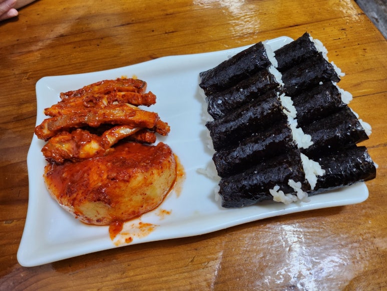 ★★★★☆[반포 고터 맛집] 충무할매김밥 - 충무김밥, 수제비 그리고 떡볶이의 환상조합. 줄서서 먹어도 맛있는 집. 주차 가능. 관련 이미지 6