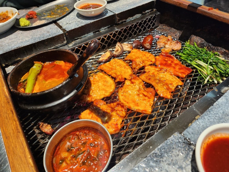 [이대서울병원 맛집] 산청숯불가든 - 마곡을 평정한 돼지고기 맛집. 메뉴를 정해드리겠습니다; 소금구이, 고초장구이 훌륭함. 주차가능. 관련 이미지 23