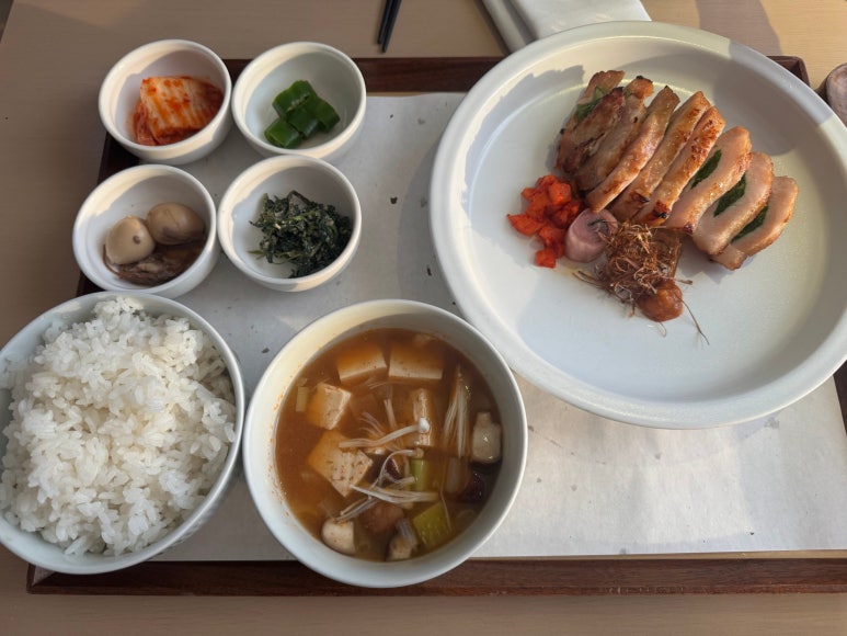 [안다즈 서울 강남] 조각보 - 리뉴얼된 메뉴 후기. 반반치킨, 오코노미야끼, 항정살 보쌈. Be my guest 내돈내산 추천메뉴 후기. 관련 이미지 10