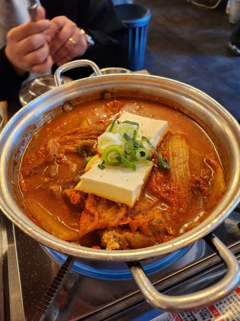 [약수역 고기집] 금돼지식당 - 서울 3대고기집. 남자 셋이 메뉴 다 먹어보기 + 하이볼. 토요일 점심 웨이팅 후기. 관련 이미지 35