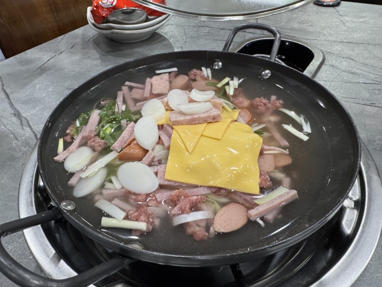 [신사역 맛집] 송탄부대찌개 - 24시간 영업하는 강남 연예인 부대찌개 맛집. 발렛주차가능. 관련 이미지 2