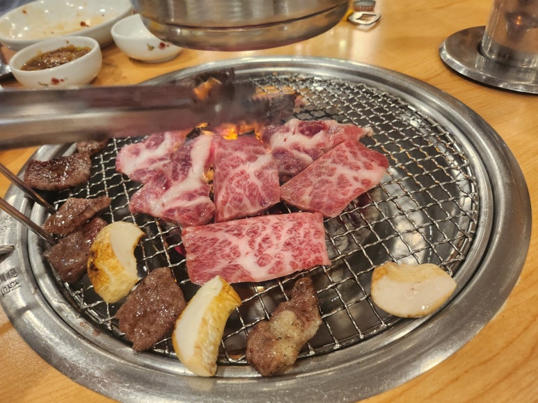 [청담동 24시간 소고기] 영천영화 - 나는 별로였다. 꽃등심, 갈비살, 육회비빔밥. 맛있는녀석들, 블루리본서베이, 연예인맛집. 관련 이미지 17