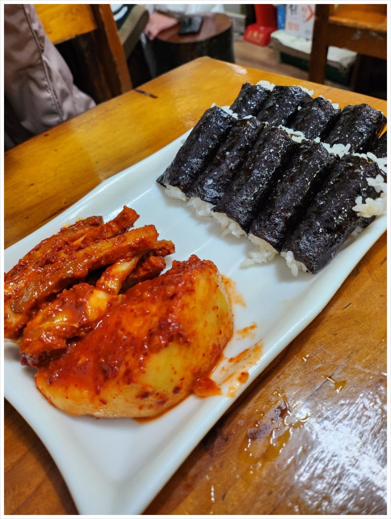 ★★★★☆[반포 고터 맛집] 충무할매김밥 - 충무김밥, 수제비 그리고 떡볶이의 환상조합. 줄서서 먹어도 맛있는 집. 주차 가능. 관련 이미지 1