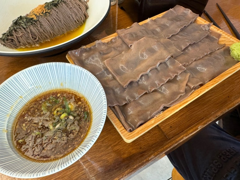 [신촌 맛집] 소바연구소 - 들기름소바, 납작소바, 자연산 빨강장어덮밥. 데이트 맛집으로 추천. 관련 이미지 2