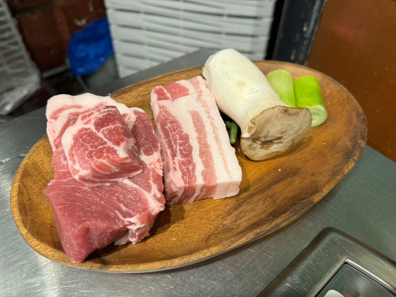 [남영역 맛집] 열정도 고깃집 - 김치찌개 맛있는 삼각지 숙성삼겹살 블루리본서베이 맛집. 모임장소추천. 콘치즈 서비스! 관련 이미지 1